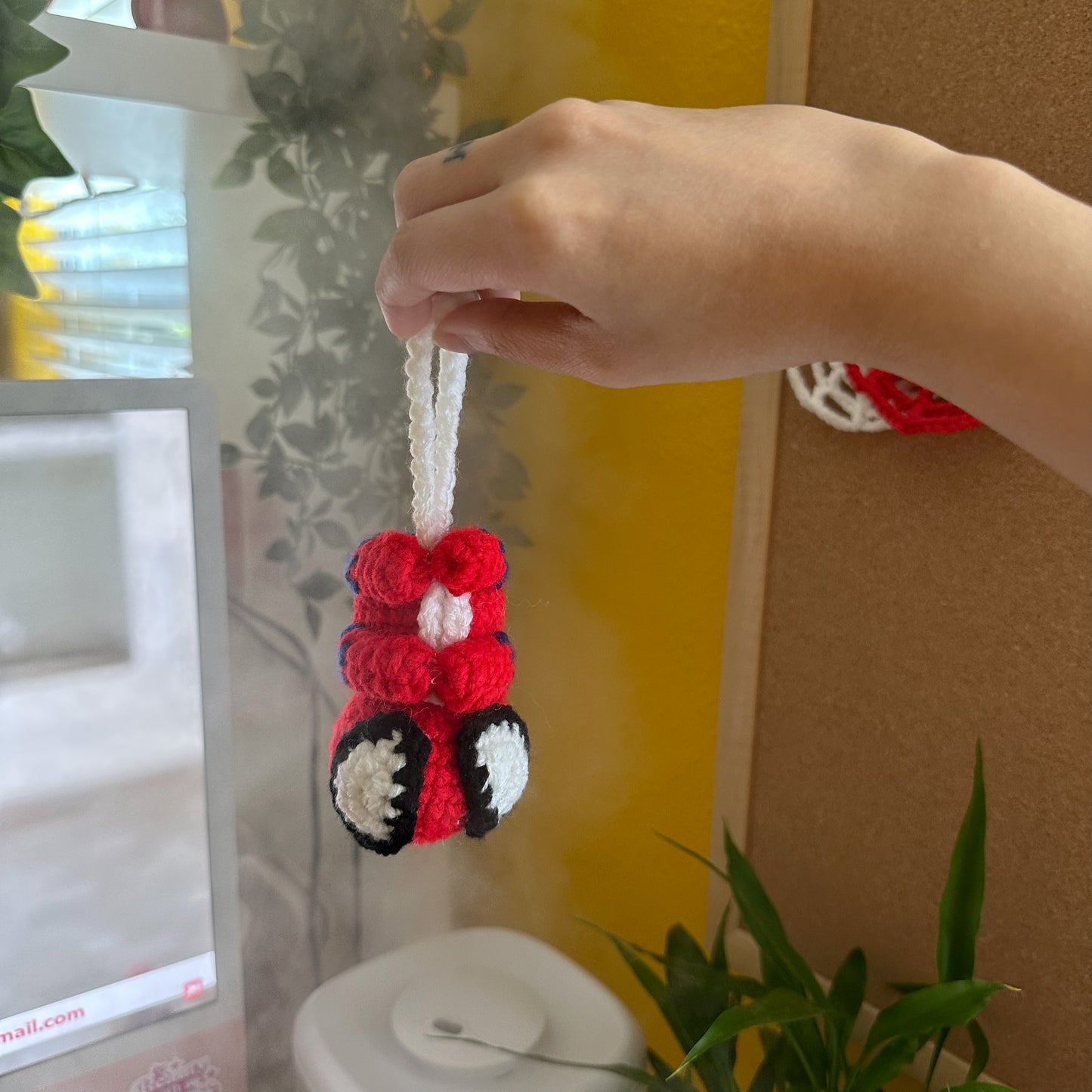 Mini Spider - Man hanging