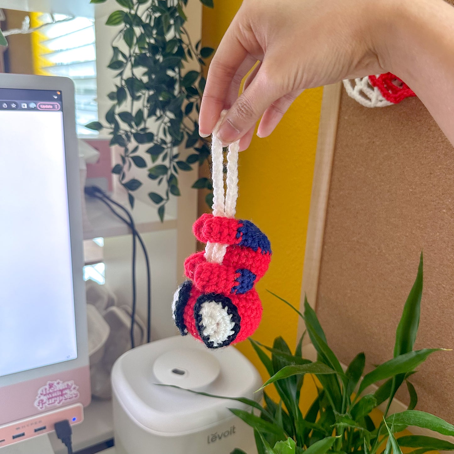 Mini Spider - Man hanging